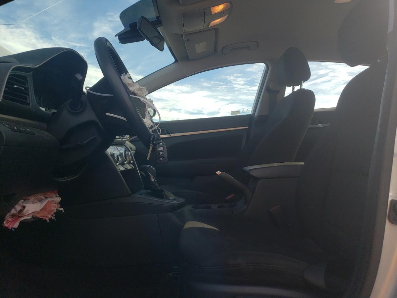 2019 HYUNDAI ELANTRA SE - Фото 7