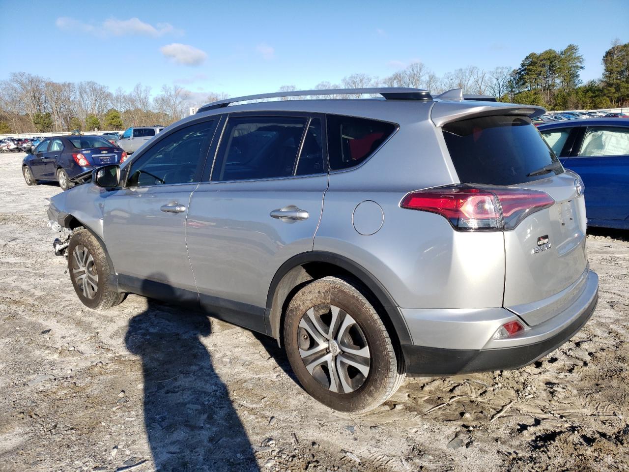 2018 TOYOTA RAV4 LE - Фото 2
