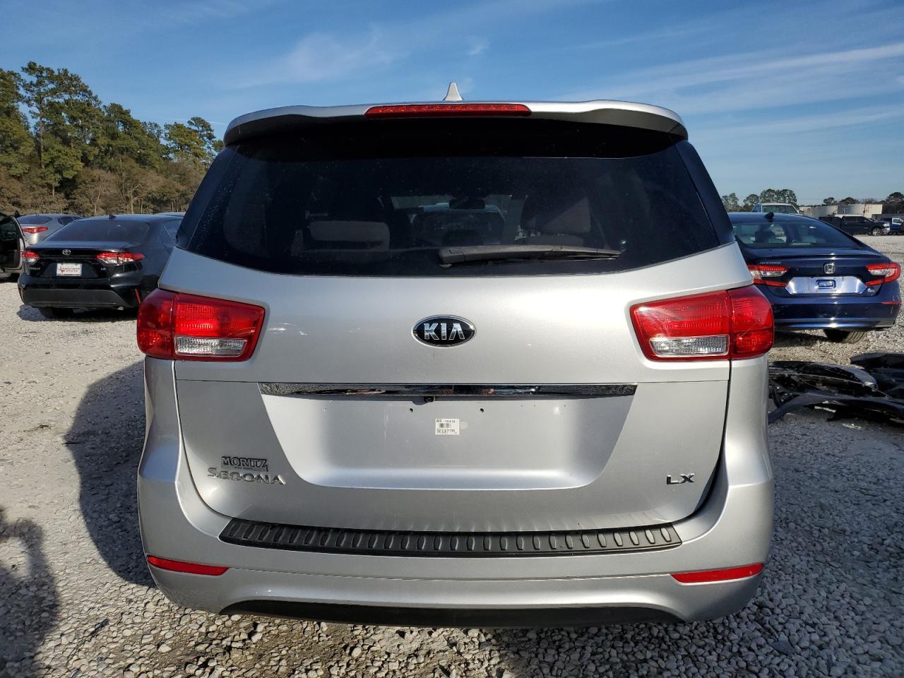 2016 KIA SEDONA LX - Image 6