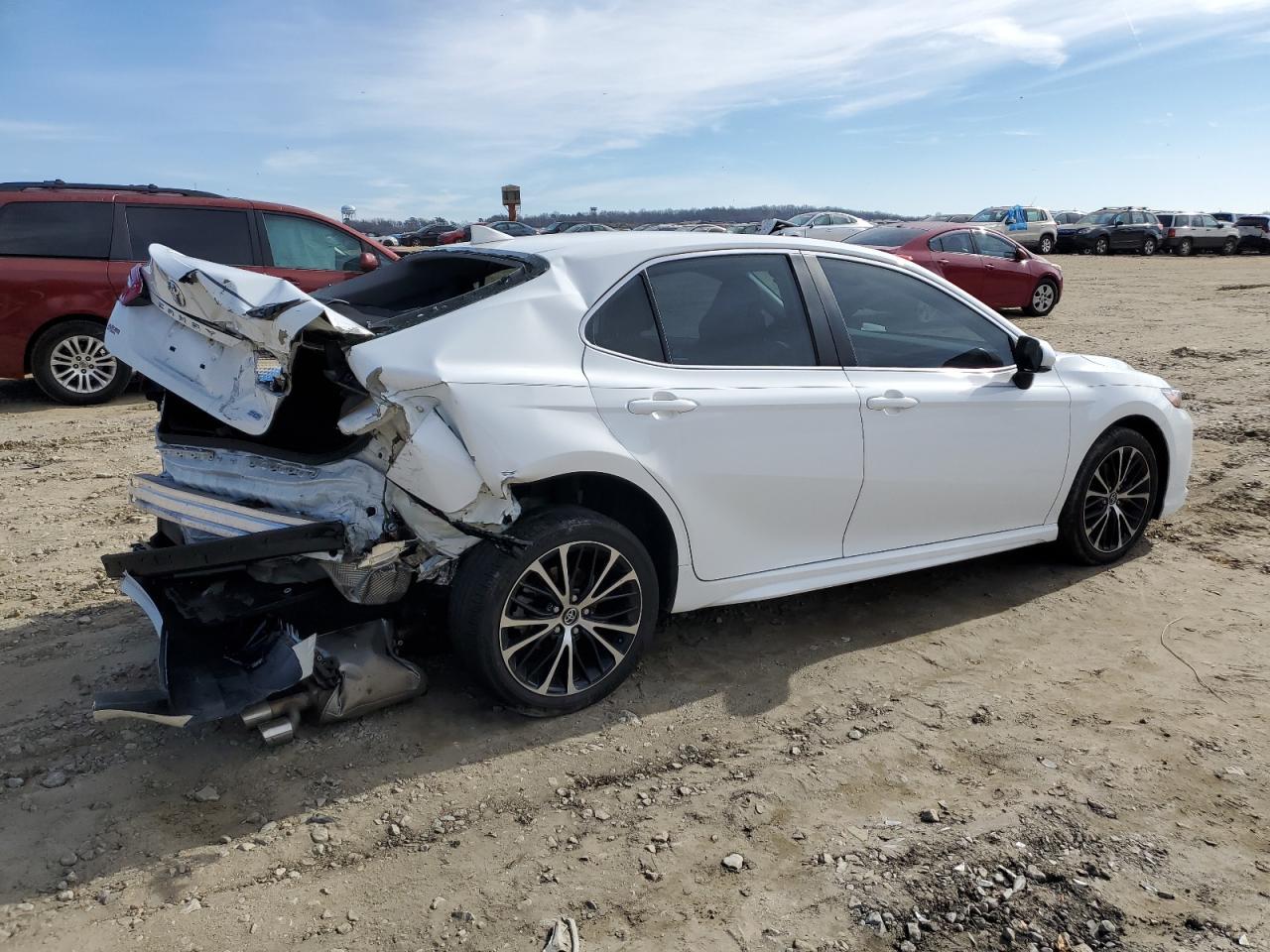 2020 TOYOTA CAMRY SE - Фото 3
