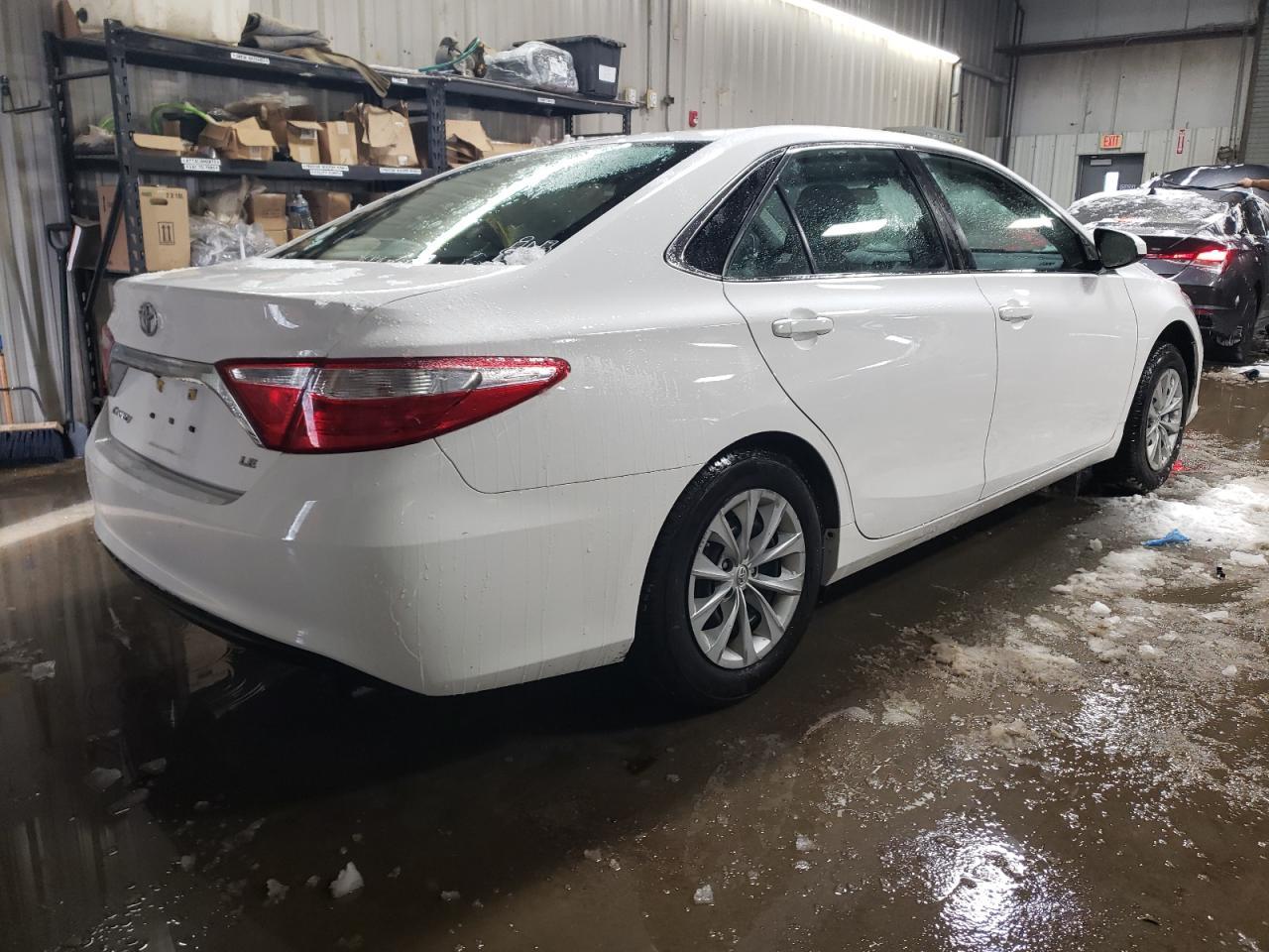 2017 TOYOTA CAMRY LE - Фото 3