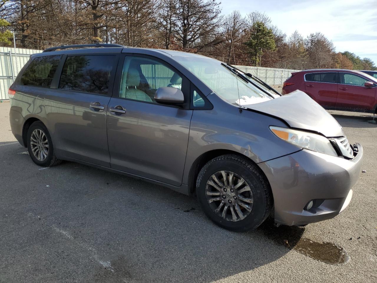 2013 TOYOTA SIENNA XLE - Image 4