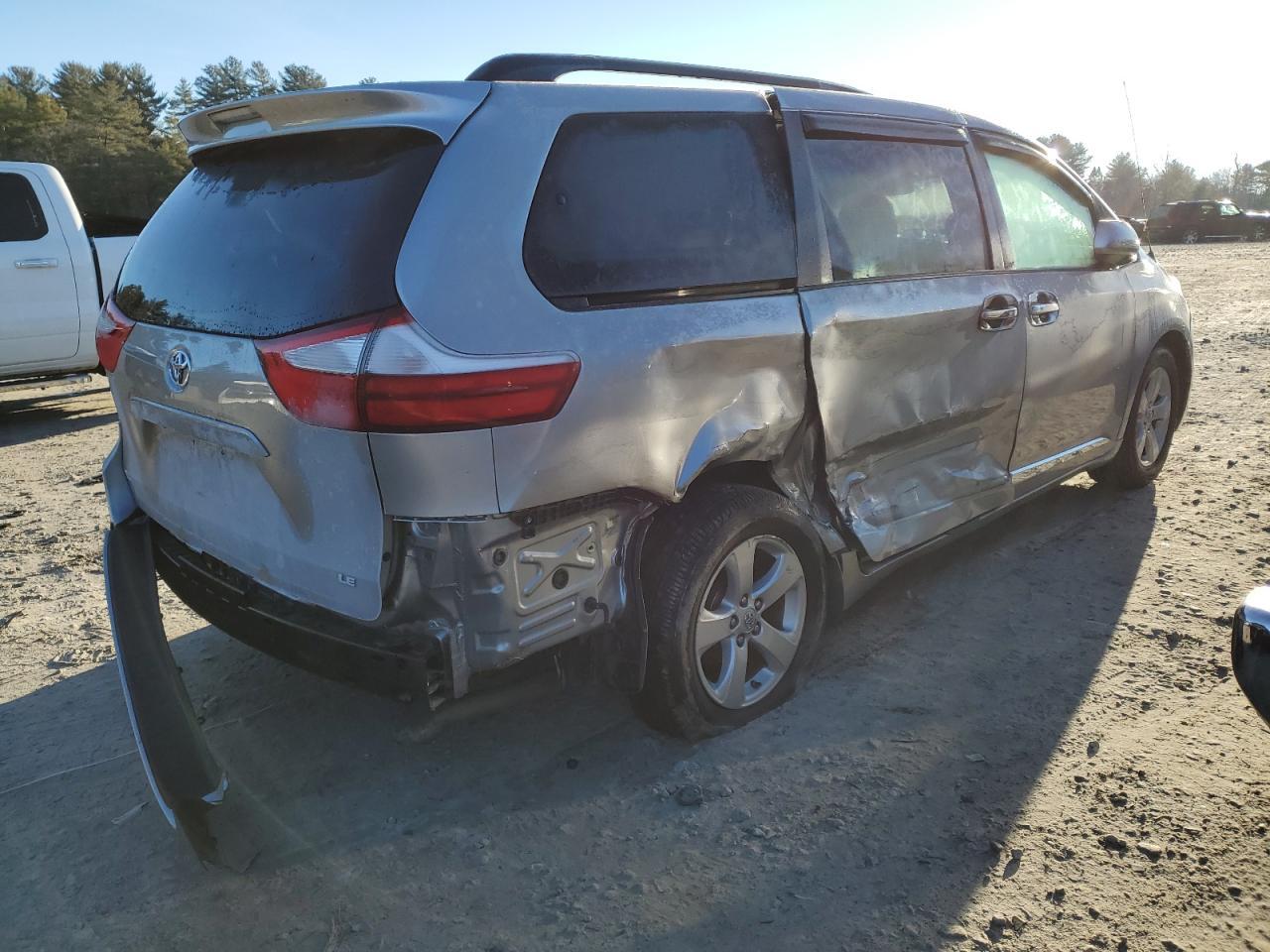 2015 TOYOTA SIENNA LE - Image 3
