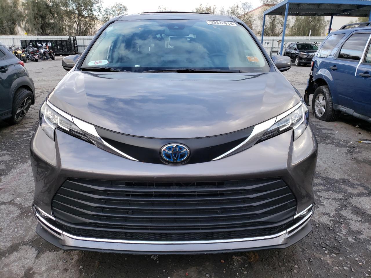2023 TOYOTA SIENNA XLE - Image 5