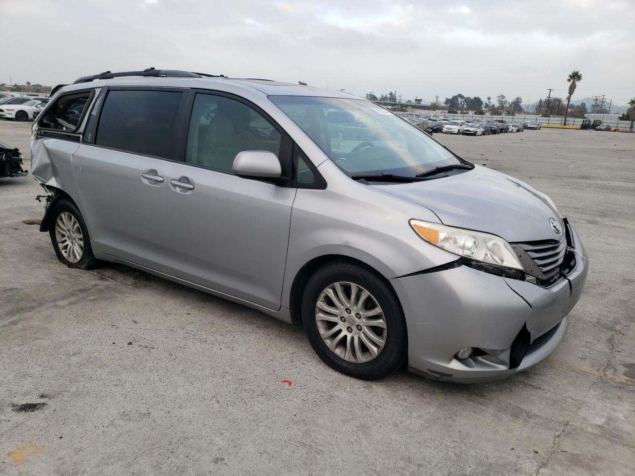 2015 TOYOTA SIENNA XLE - Фото 4