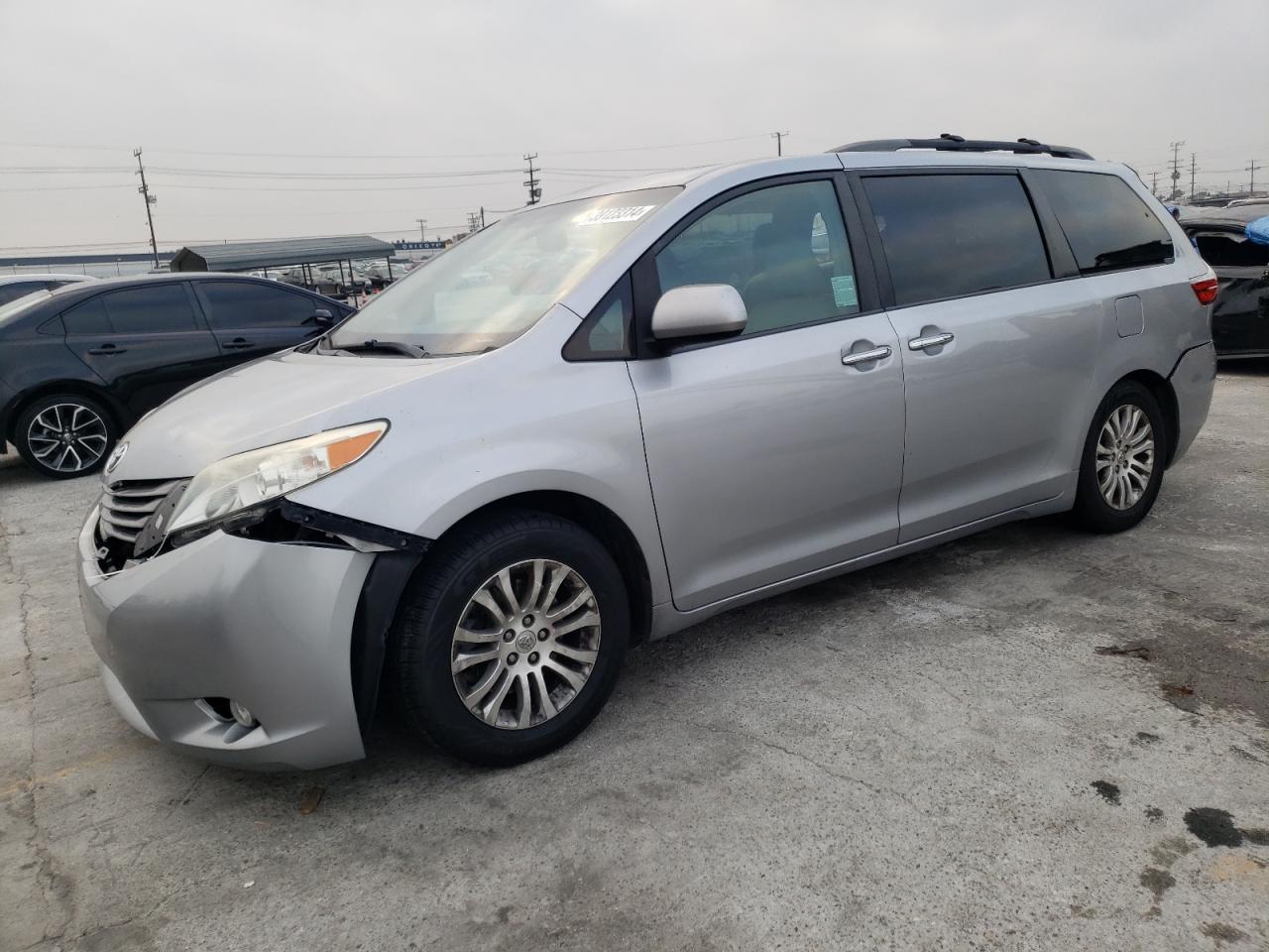 2015 TOYOTA SIENNA XLE
