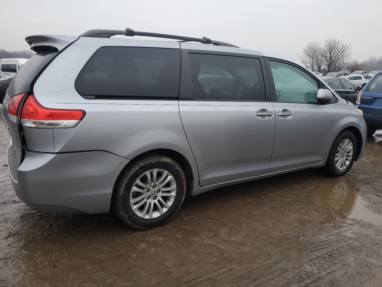 2011 TOYOTA SIENNA XLE - Image 3
