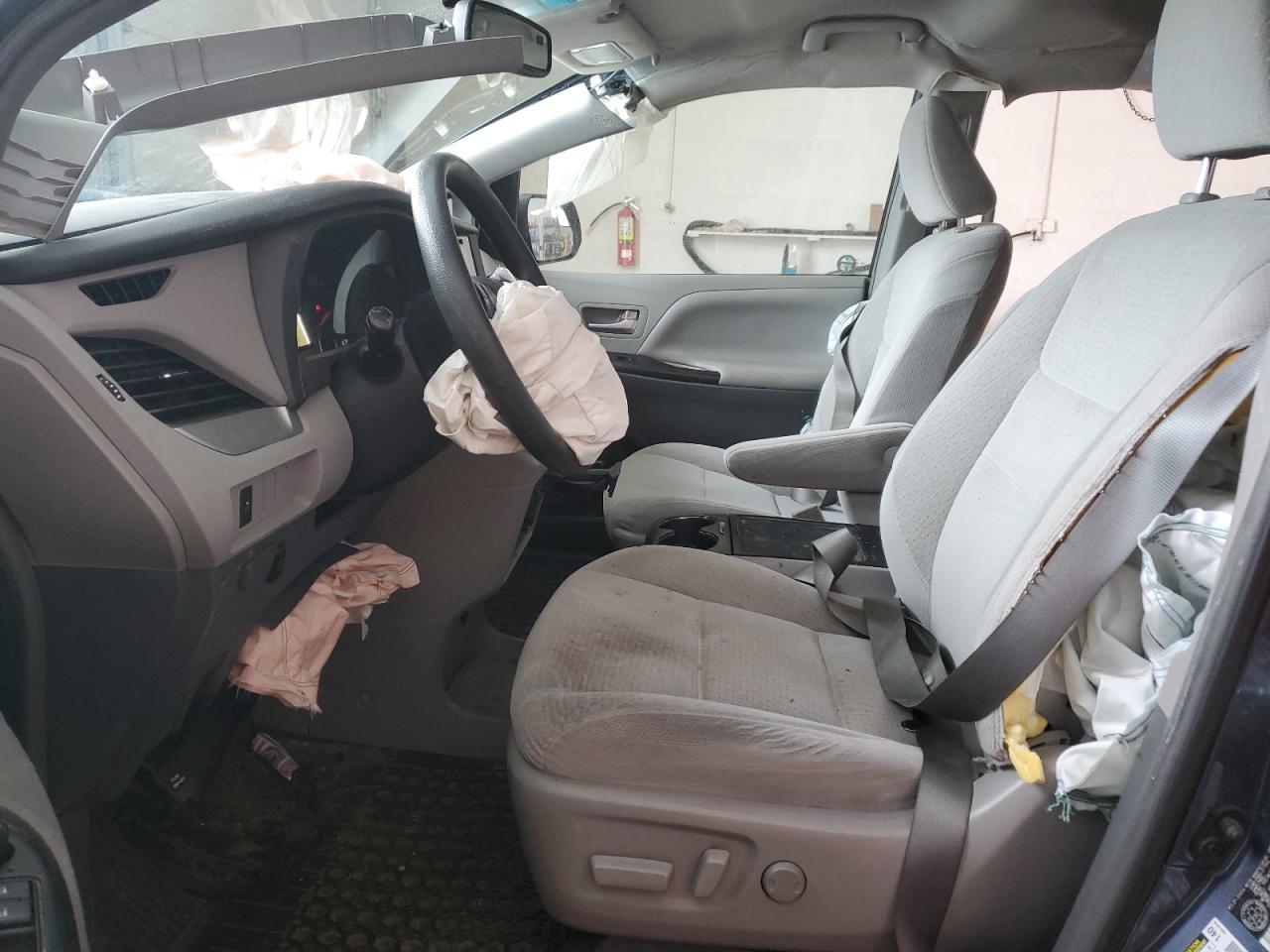 2015 TOYOTA SIENNA LE - Фото 7