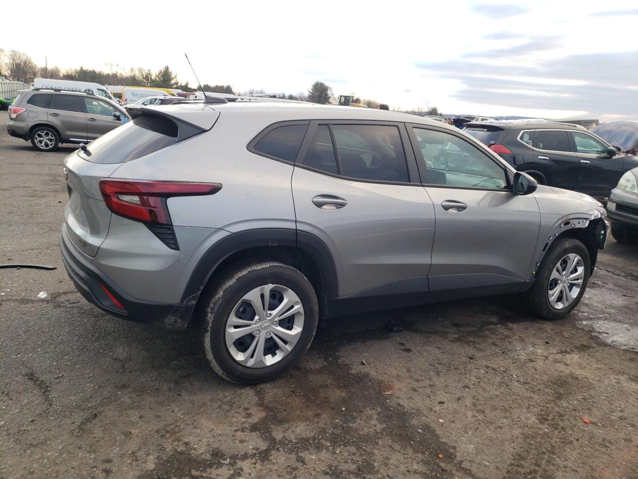 2024 CHEVROLET TRAX LS - Image 3