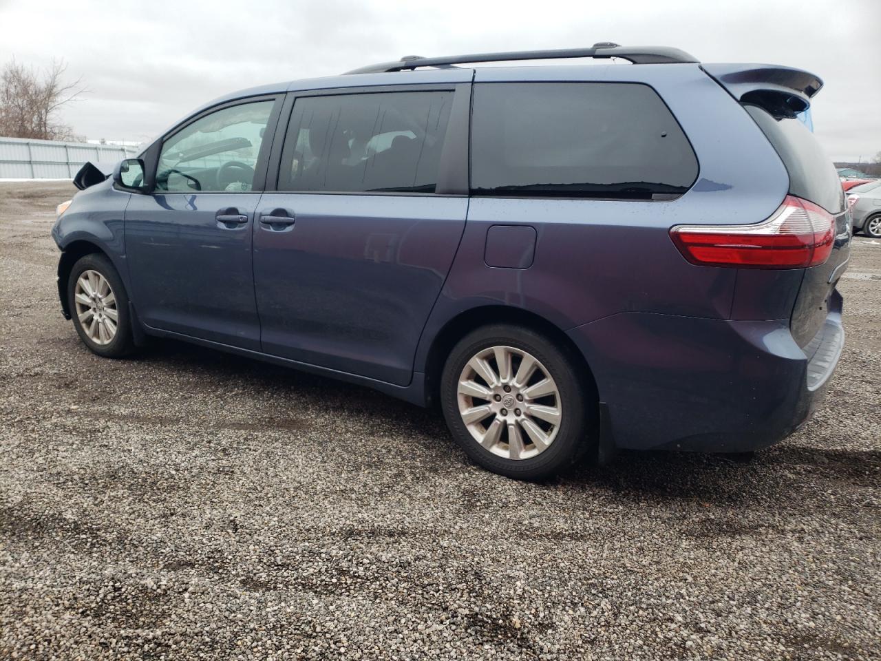 2015 TOYOTA SIENNA LE - Фото 2