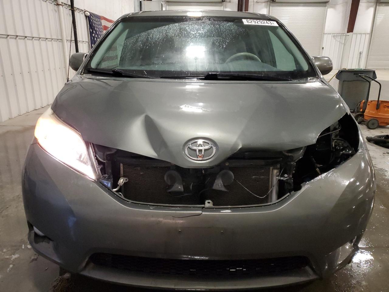 2013 TOYOTA SIENNA XLE - Image 5