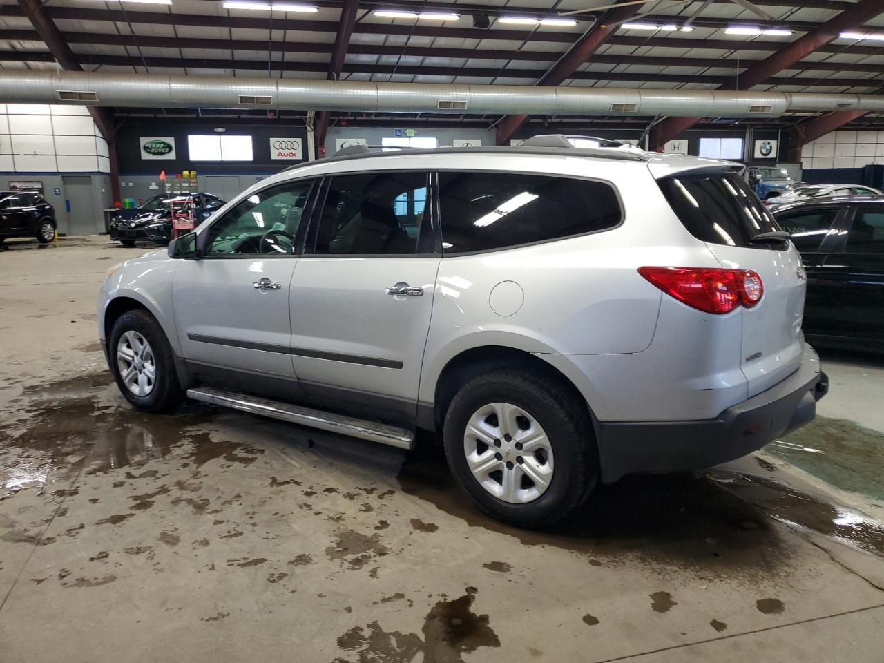 2011 CHEVROLET TRAVERSE L - Фото 2
