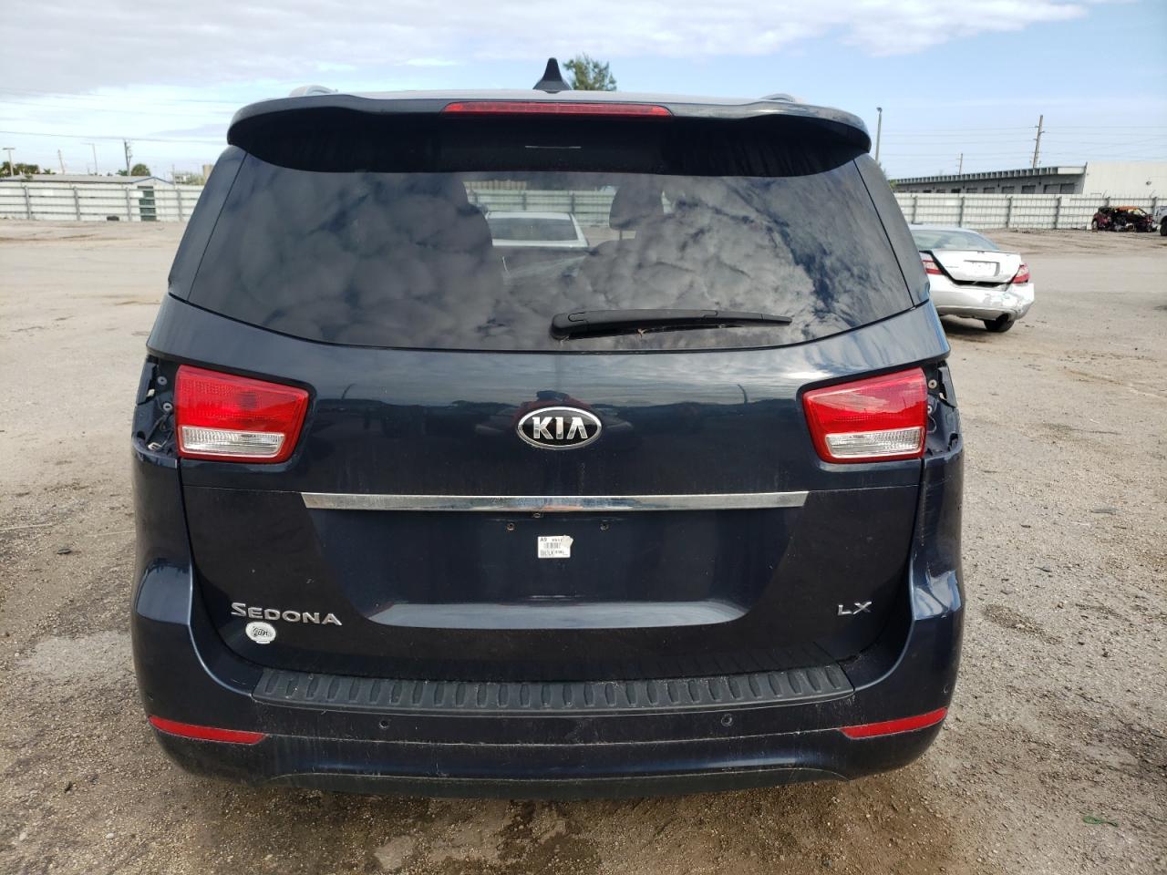 2017 KIA SEDONA LX - Image 6
