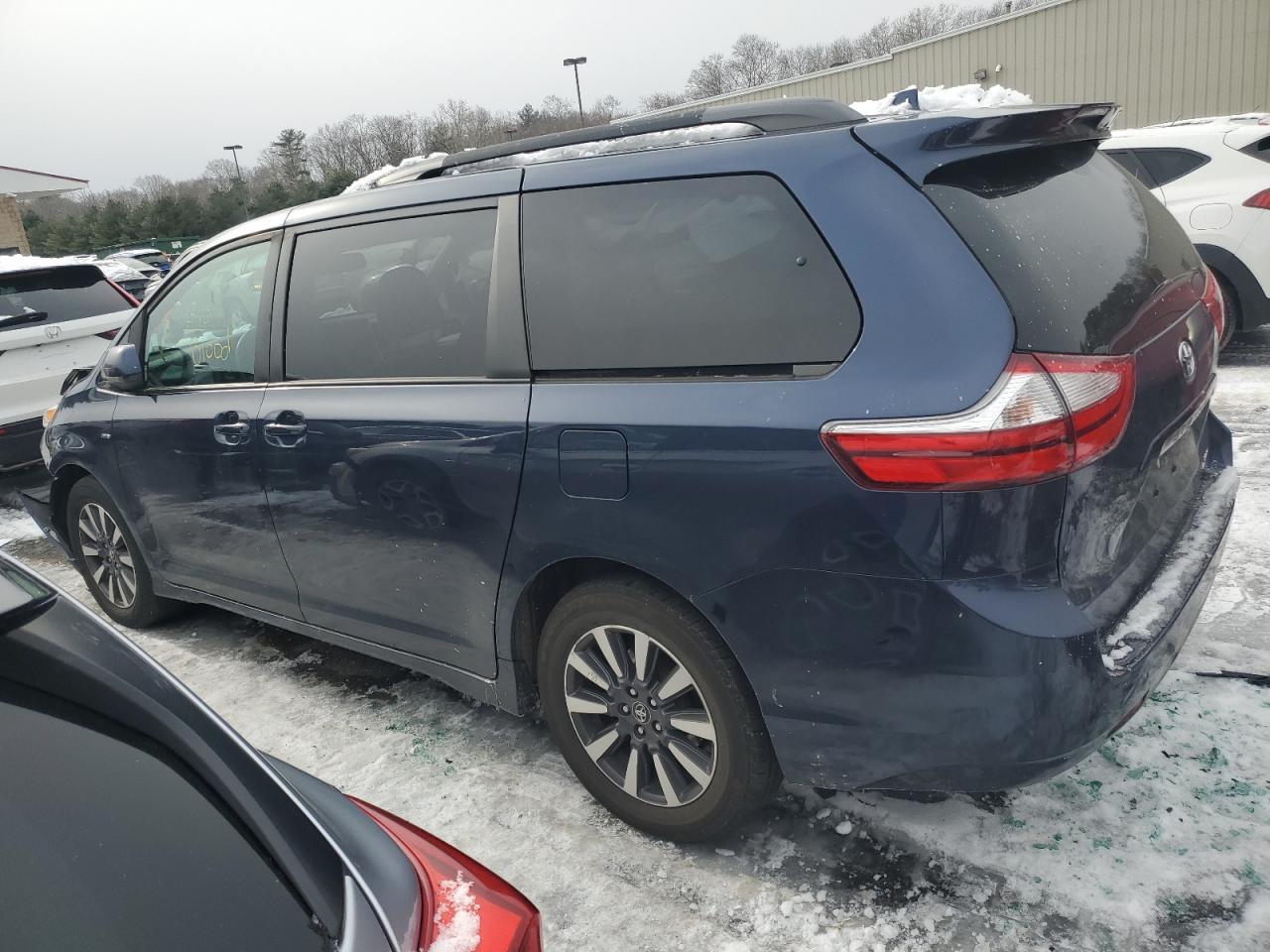2019 TOYOTA SIENNA LE - Фото 2
