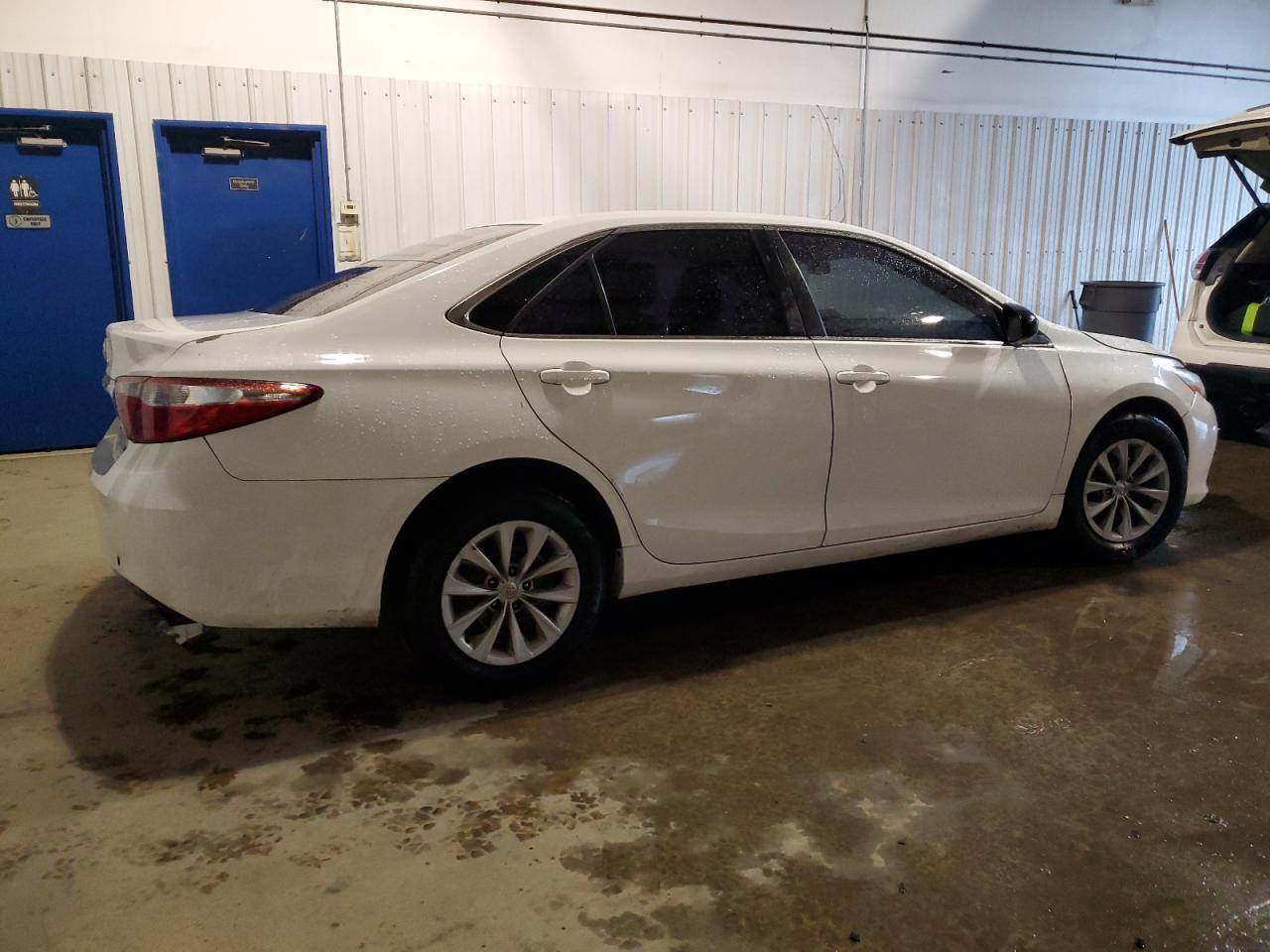 2015 TOYOTA CAMRY LE - Image 3