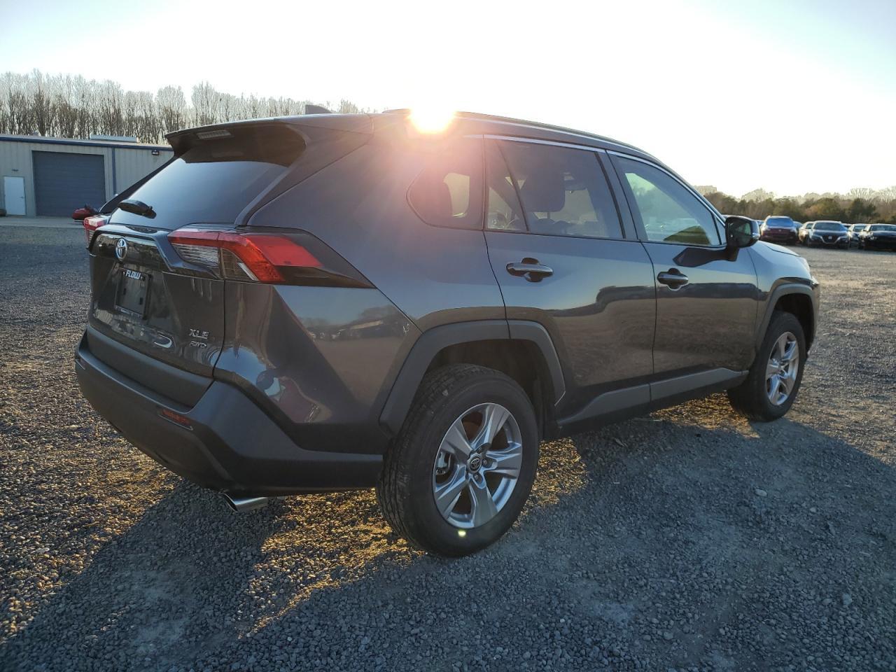 2022 TOYOTA RAV4 XLE - Фото 3