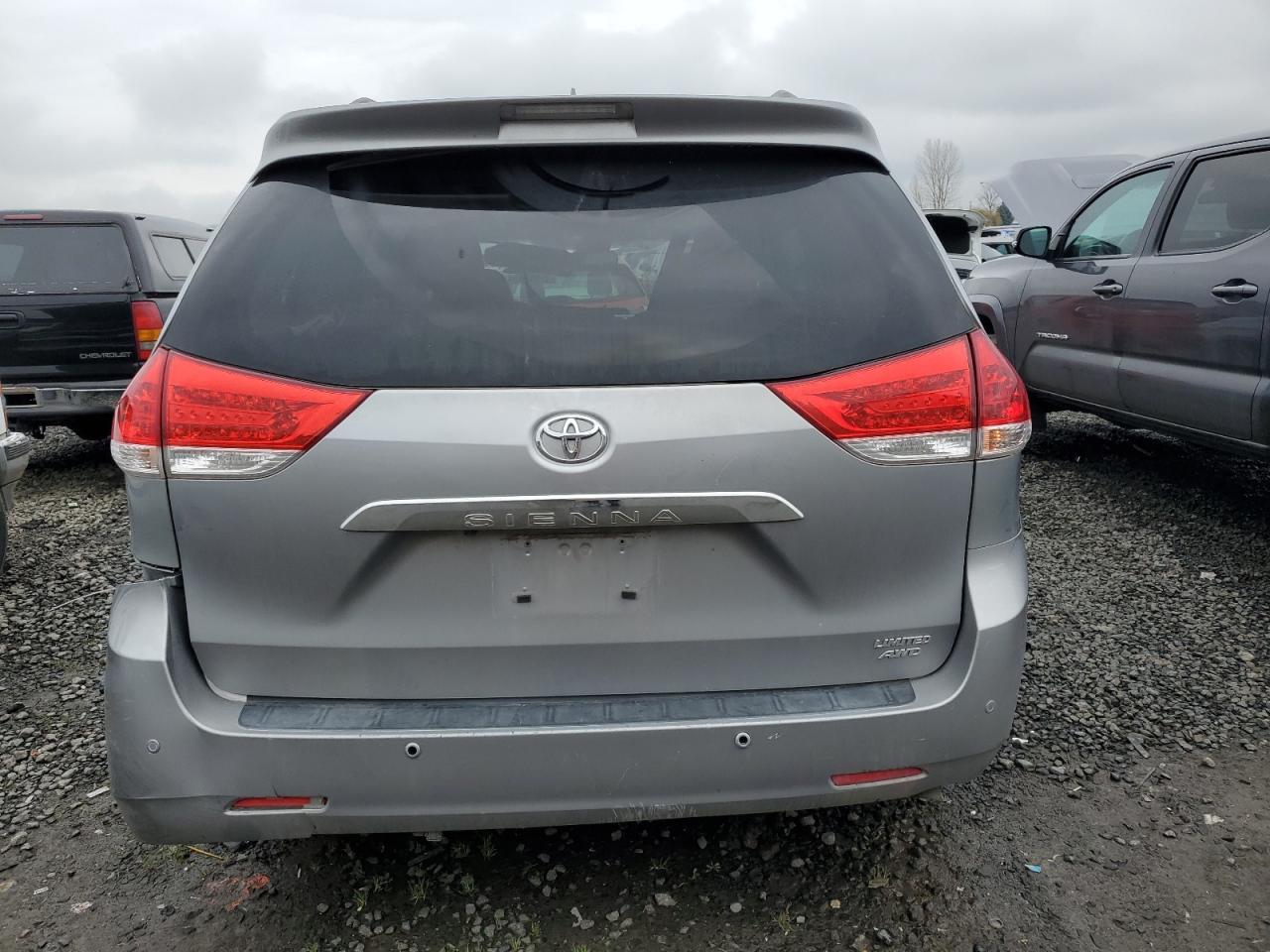 2013 TOYOTA SIENNA XLE - Фото 6