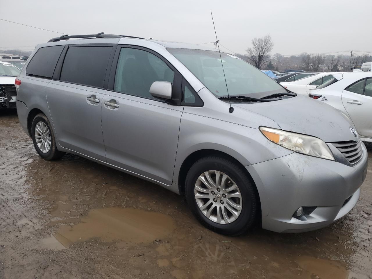2011 TOYOTA SIENNA XLE - Image 4