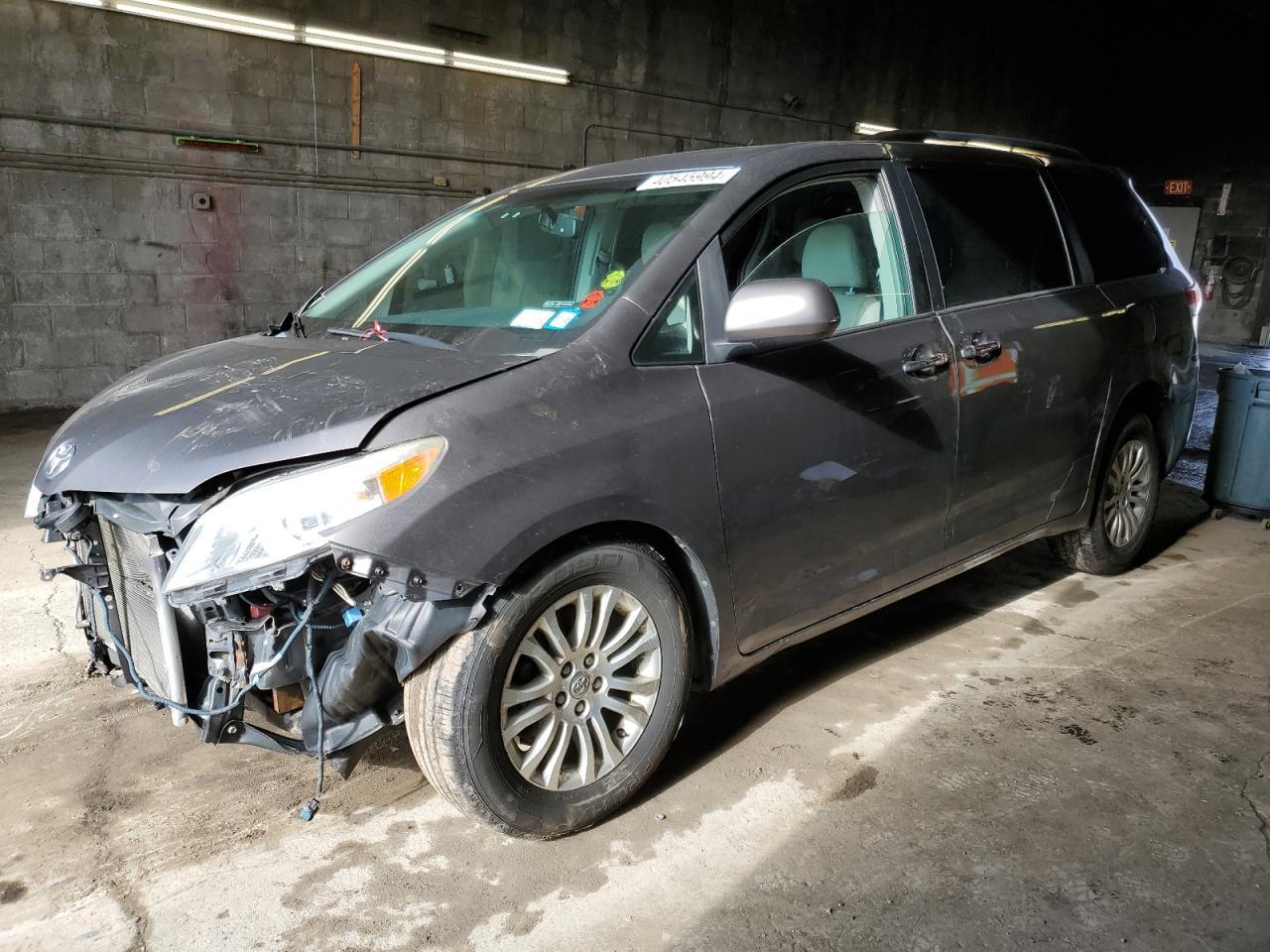 2013 TOYOTA SIENNA XLE