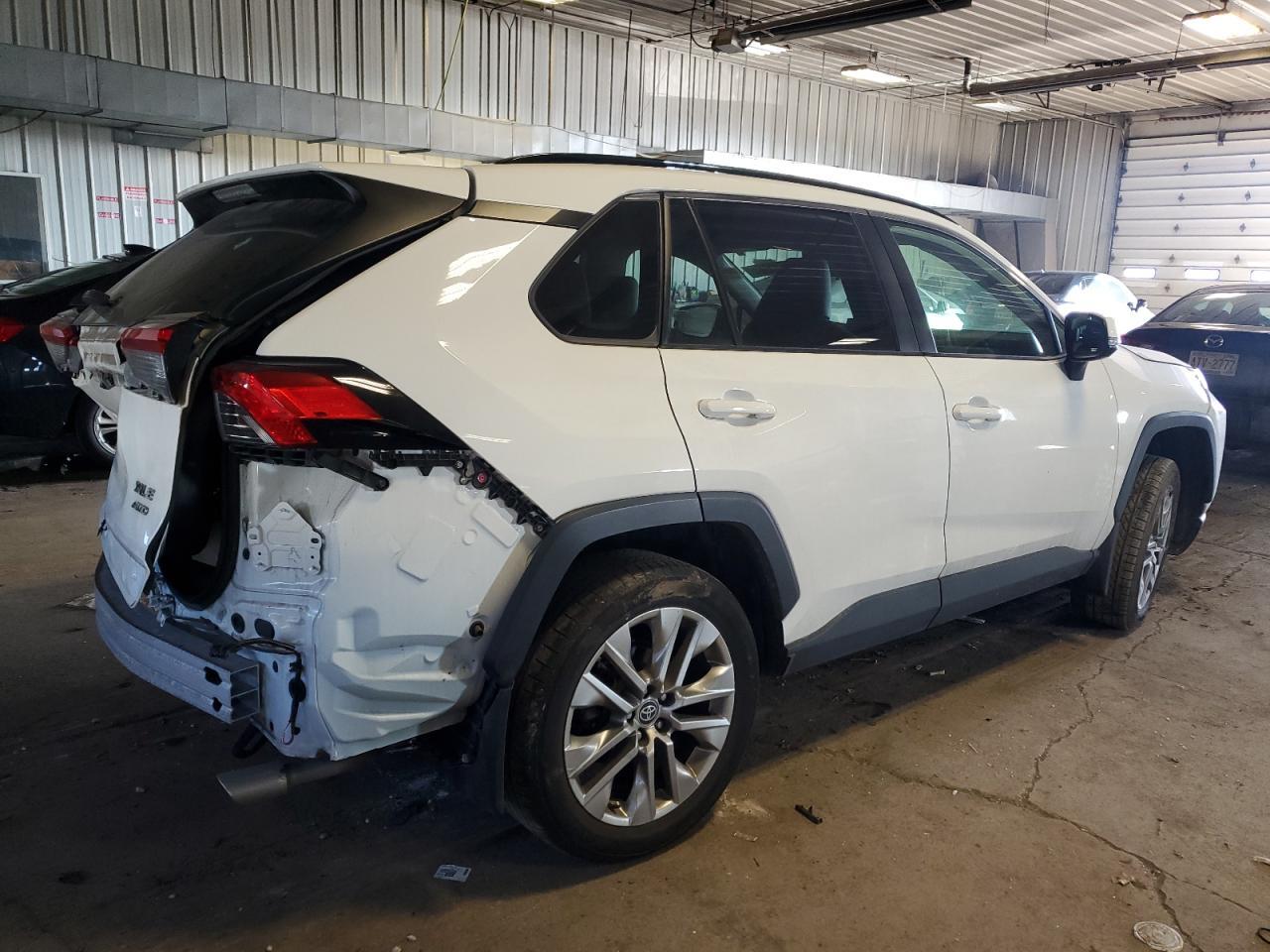 2020 TOYOTA RAV4 XLE P - Фото 3