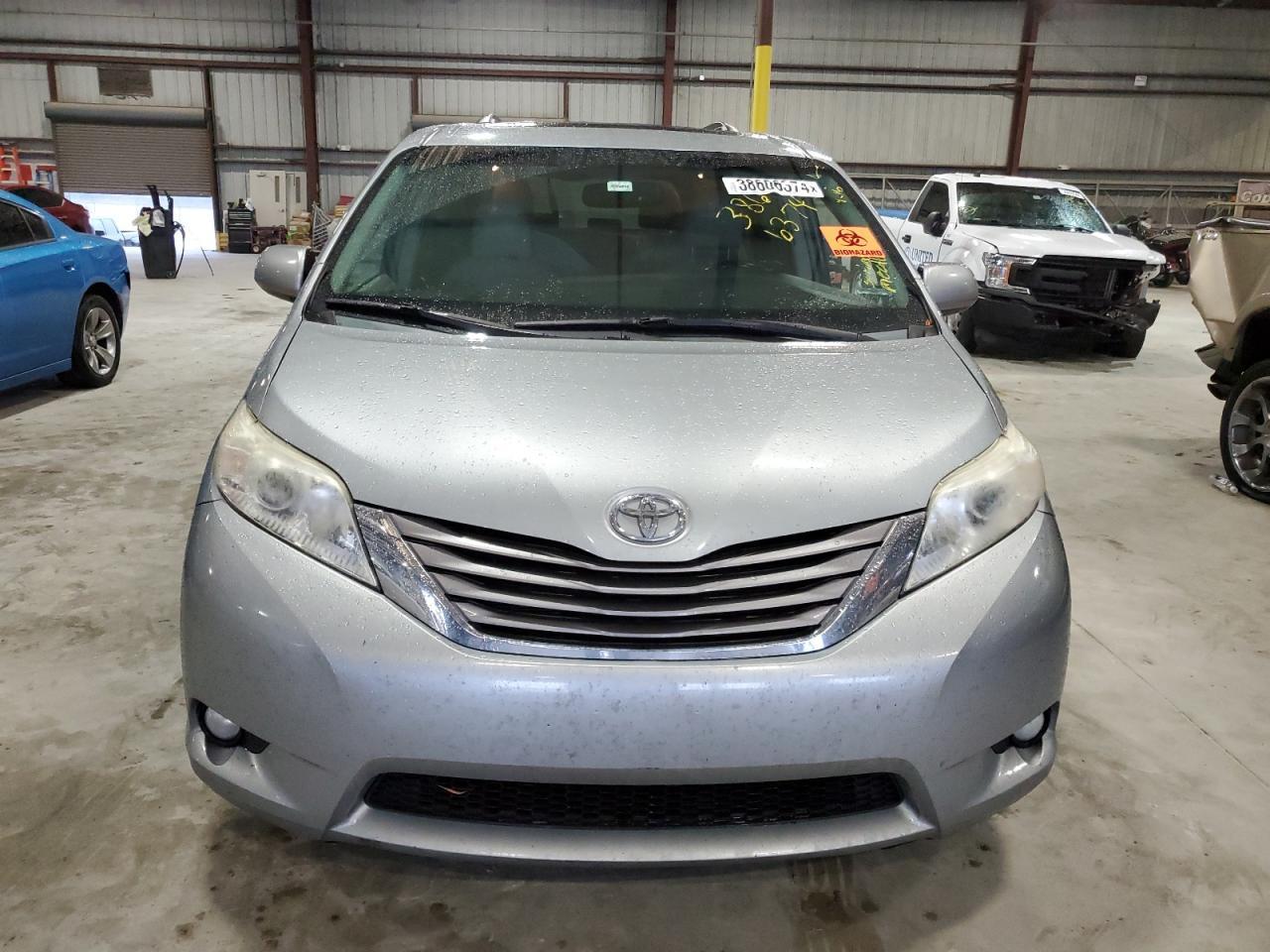 2015 TOYOTA SIENNA XLE - Фото 5