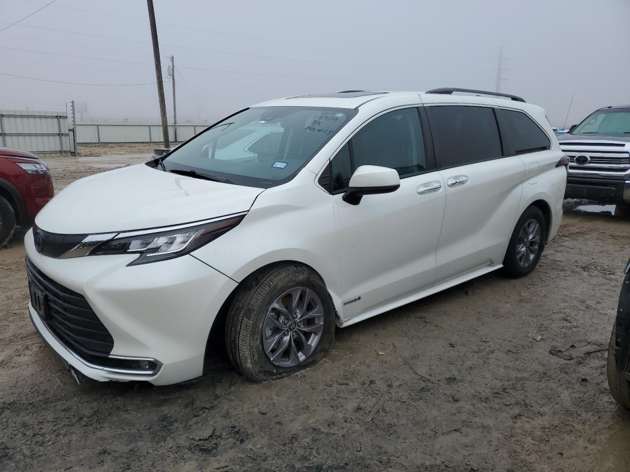 2021 TOYOTA SIENNA XLE car image