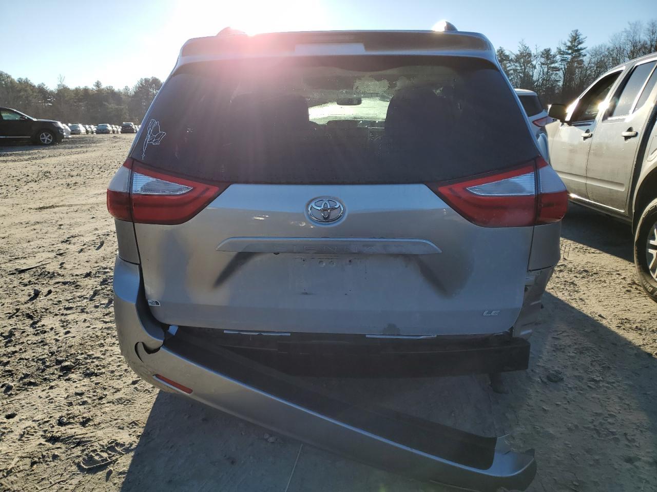 2015 TOYOTA SIENNA LE - Image 6