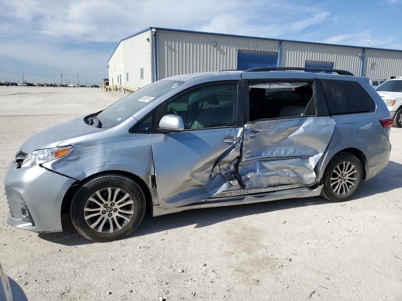 2019 TOYOTA SIENNA XLE car image