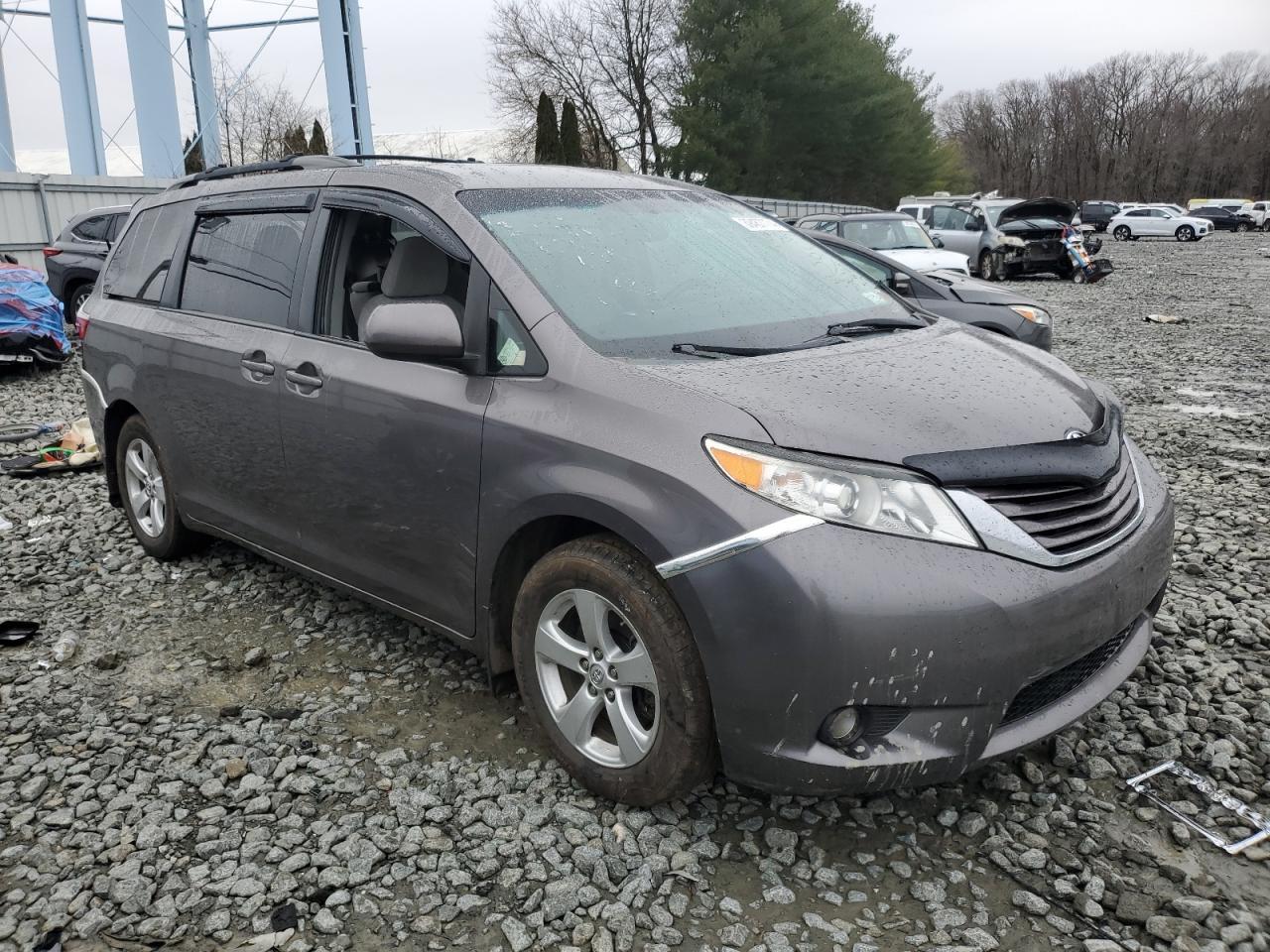 2015 TOYOTA SIENNA LE - Фото 4