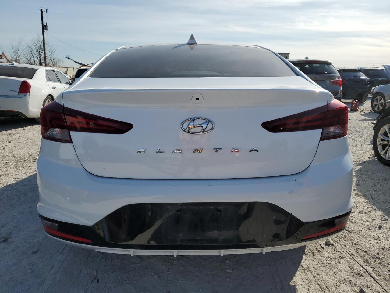 2019 HYUNDAI ELANTRA SE - Image 6