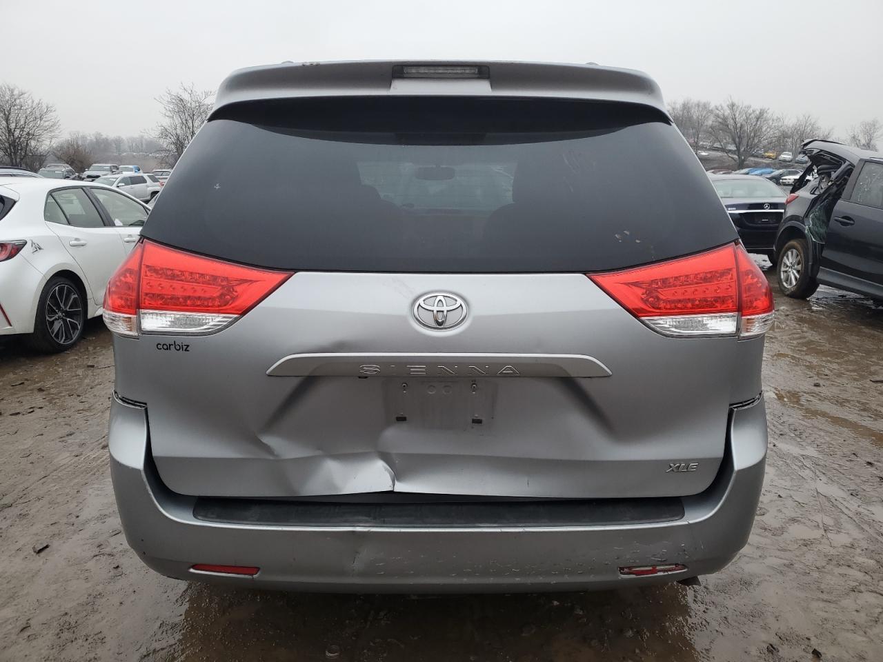 2011 TOYOTA SIENNA XLE - Image 6