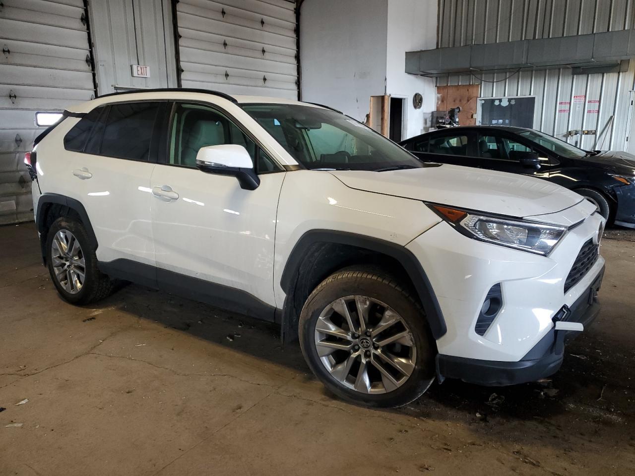 2020 TOYOTA RAV4 XLE P - Фото 4