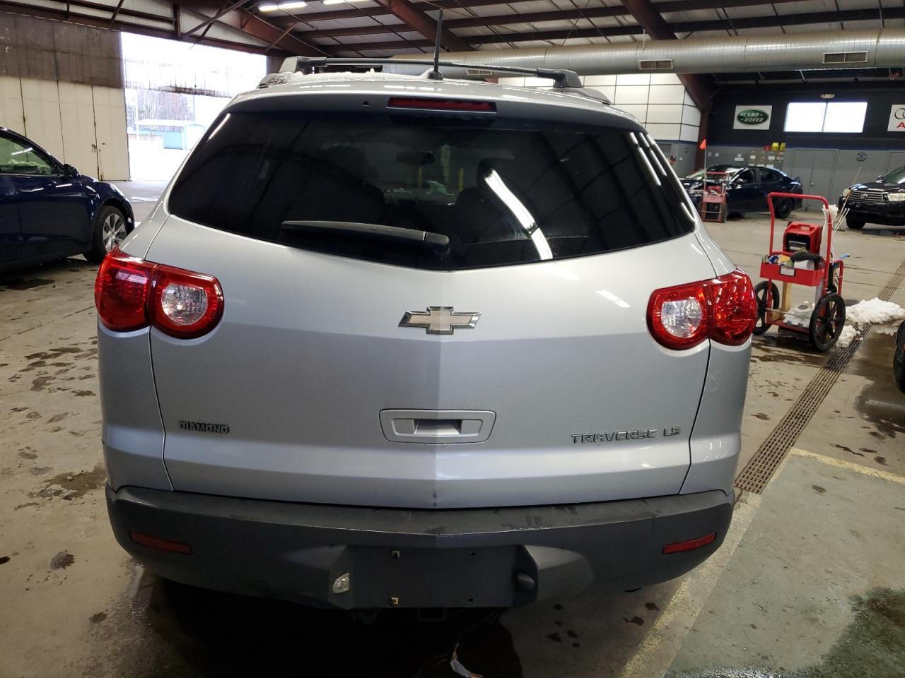 2011 CHEVROLET TRAVERSE L - Фото 6