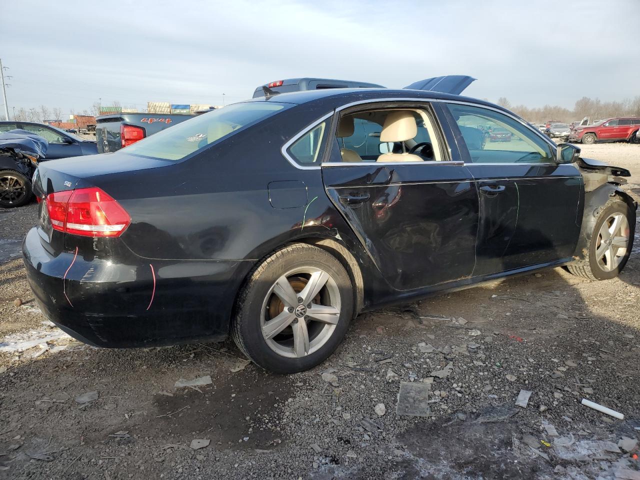 2013 VOLKSWAGEN PASSAT SE - Image 3