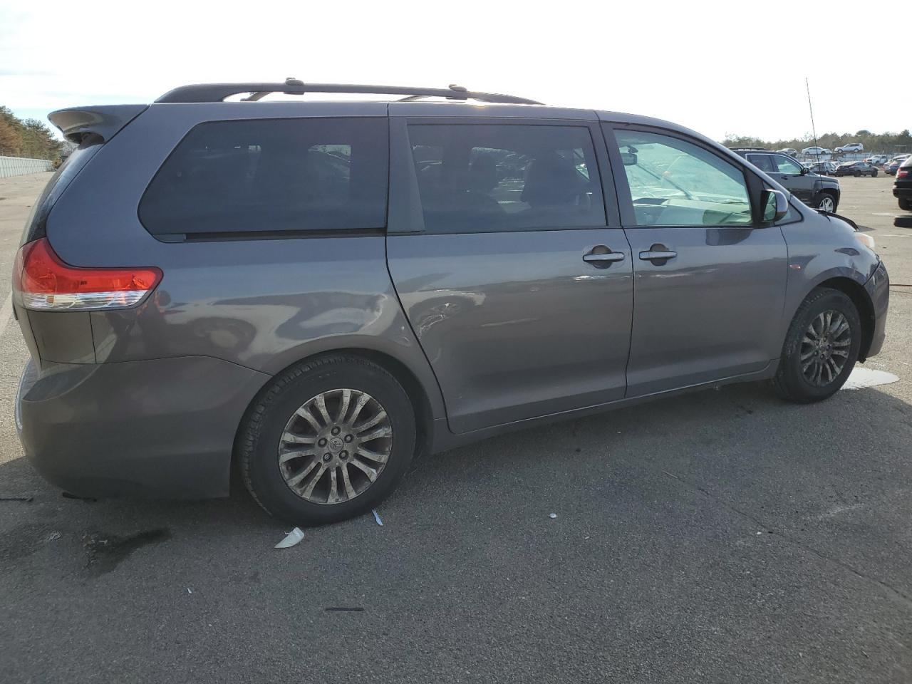 2013 TOYOTA SIENNA XLE - Image 3