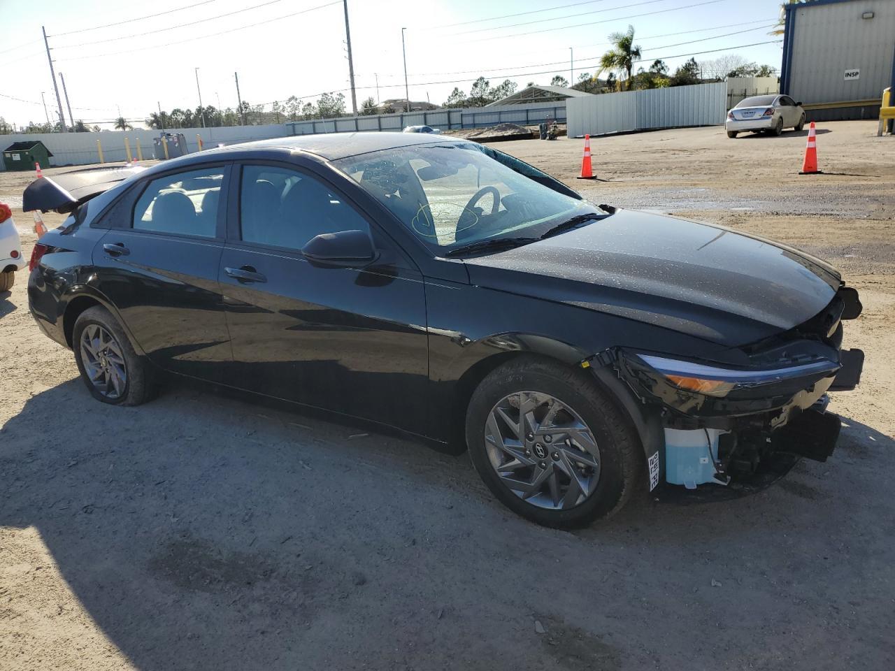2024 HYUNDAI ELANTRA SE - Фото 4