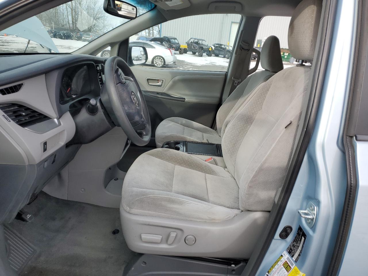 2015 TOYOTA SIENNA LE - Image 7