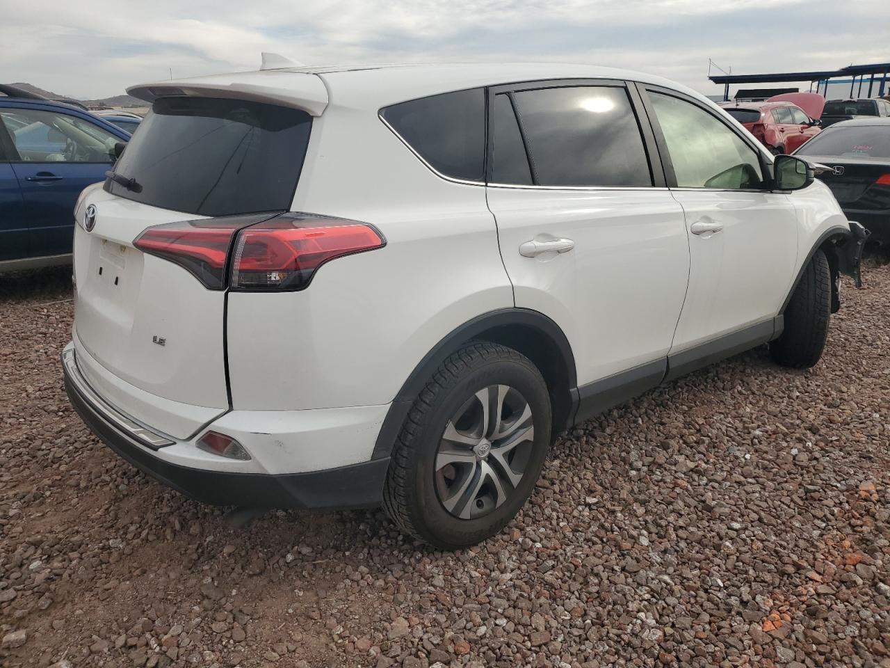 2018 TOYOTA RAV4 LE - Фото 3