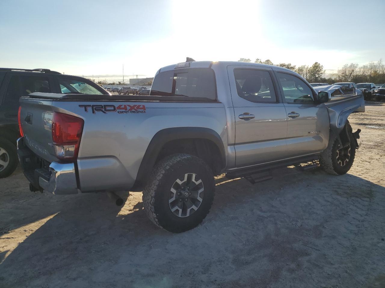 2017 TOYOTA TACOMA DOU - Фото 3