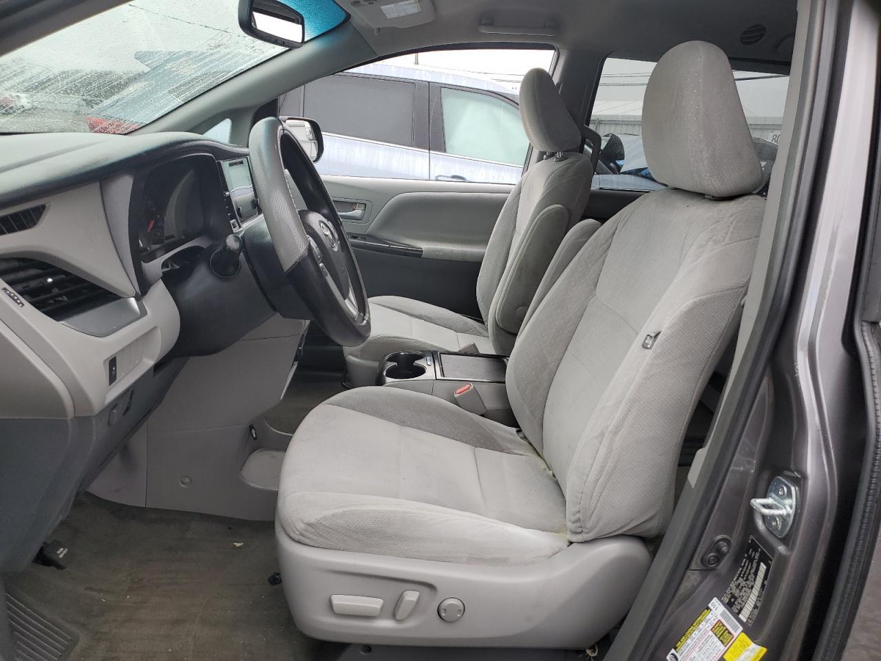 2015 TOYOTA SIENNA LE - Фото 7