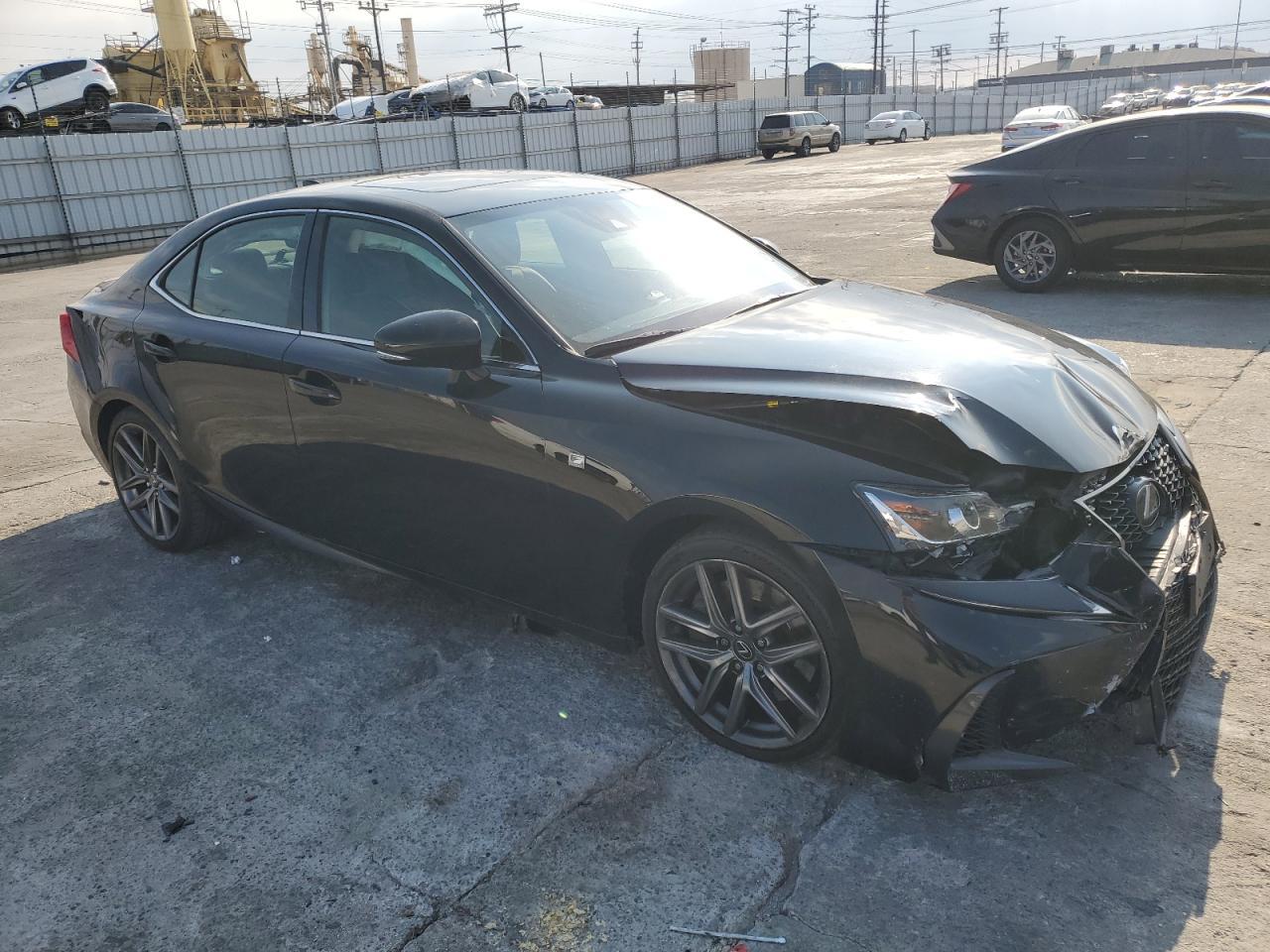 2017 LEXUS IS 200T - Фото 4