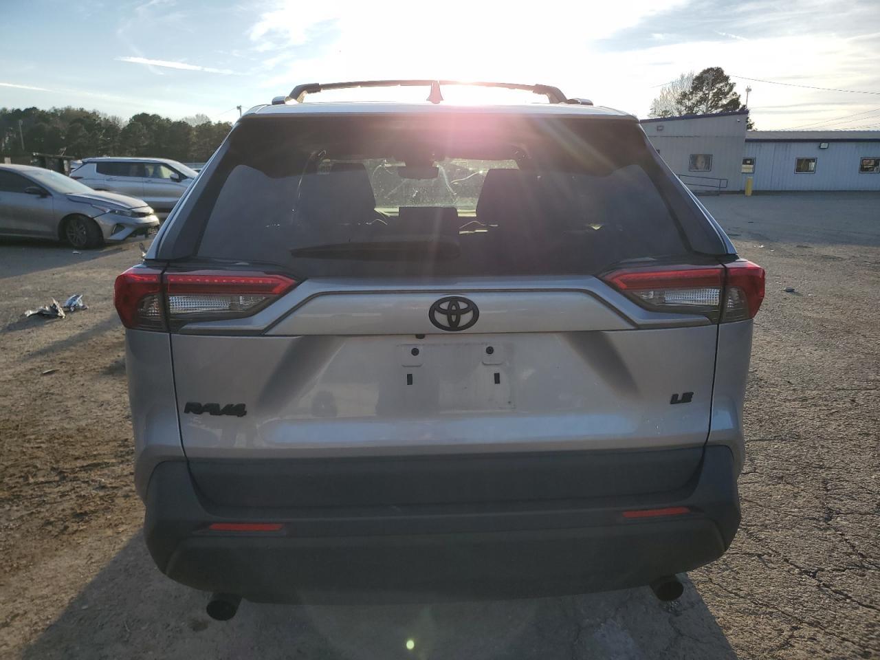 2021 TOYOTA RAV4 LE - Фото 6