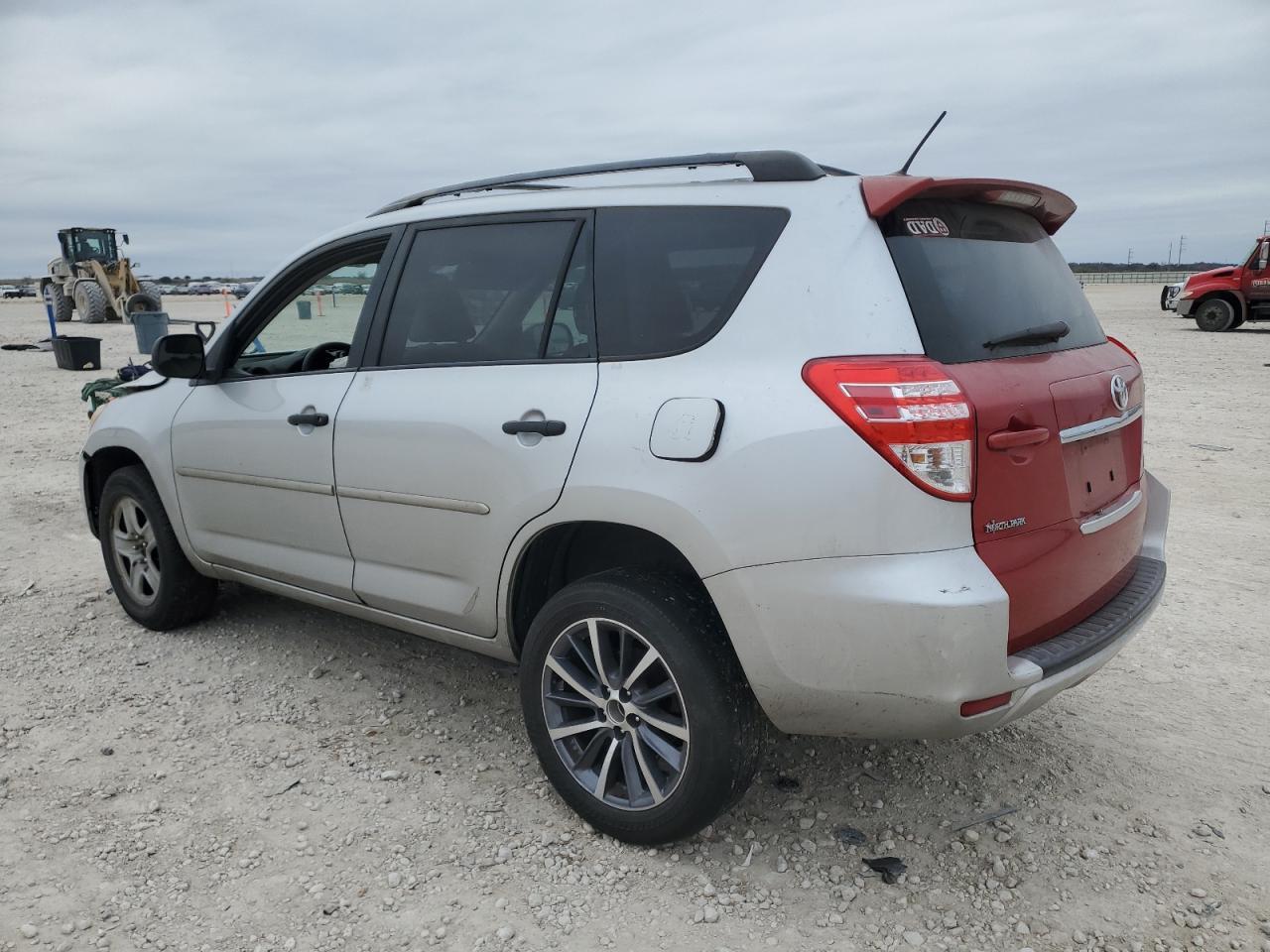 2011 TOYOTA RAV4 - Фото 2