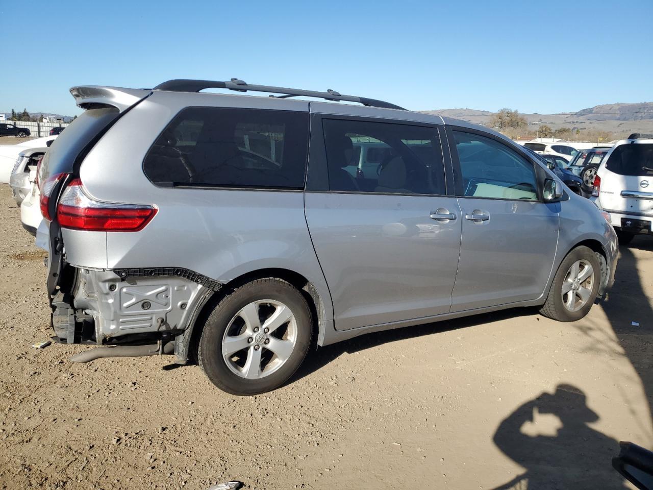 2015 TOYOTA SIENNA LE - Фото 3