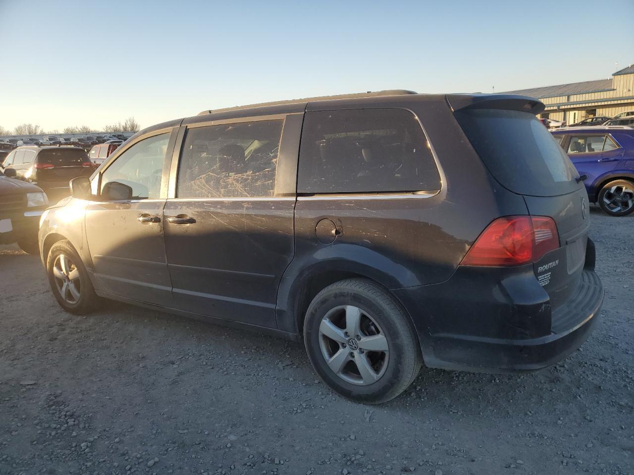 2011 VOLKSWAGEN ROUTAN SE - Image 2
