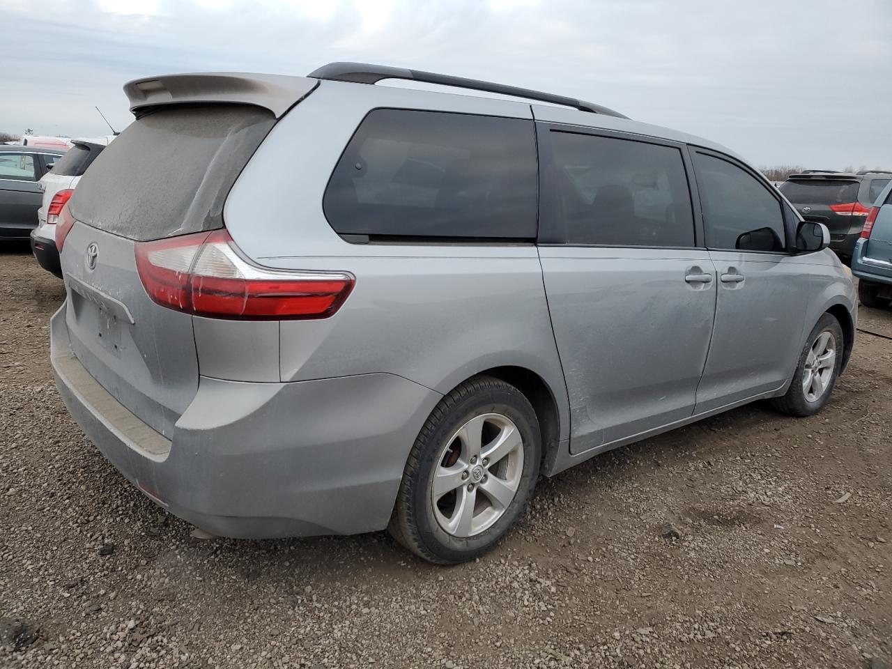 2015 TOYOTA SIENNA LE - Фото 3