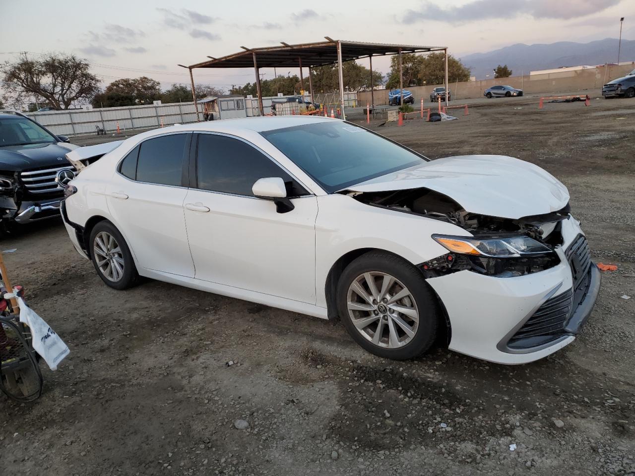 2023 TOYOTA CAMRY LE - Фото 4