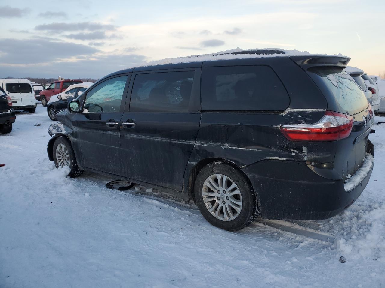 2015 TOYOTA SIENNA XLE - Фото 2
