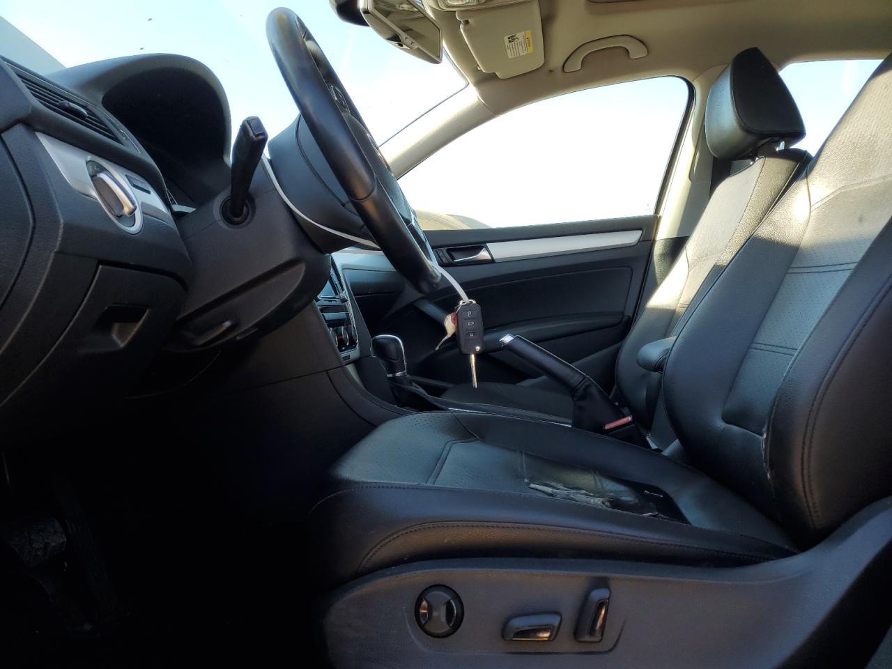 2013 VOLKSWAGEN PASSAT SE - Image 7