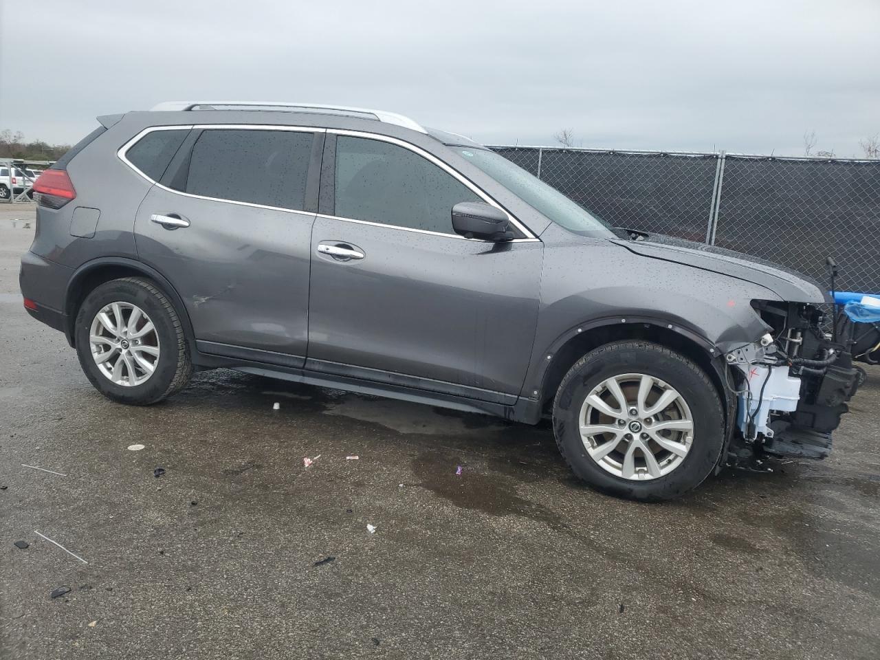 2017 NISSAN ROGUE SV - Image 4